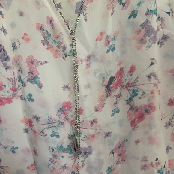 Floral Tunic With Lace Detailing and Attached Silver Necklace - Picture 5 of 6